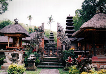 グヌン・ルバ寺院